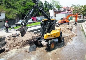 Dos máquinas trabajan en las obras de reparación del saneamiento de Las Marismas. ::
NEL ACEBAL/