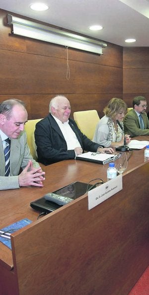 Fernando Fueyo se ríe entre médicos. :: J. PAÑEDA/