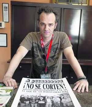 El escritor Robert Juan Cantavella. ::
JORGE PETEIRO/