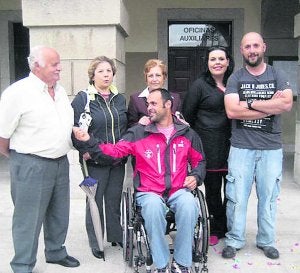 Juan Pablo Barcia, con la alcaldesa y vecinos de Vegadeo. :: E. C./