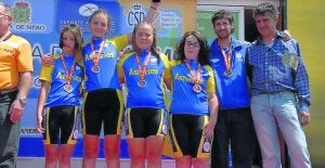 Equipo de féminas astur que compitió en la prueba en línea. ::
E. C./