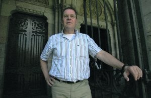 Hans-Peter Retzmann, ayer antes de un ensayo en Santo Tomás. ::
SERGIO LÓPEZ/
