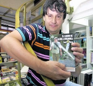Xurde Morán en la librería Azucel. ::
SERGIO LÓPEZ/