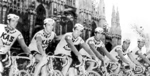 El equipo Kas, en el Giro de 1972, con los asturianos Vicente López Carril, el primero por la izquierda, y Fuente, el primero por la derecha. :: UPI/