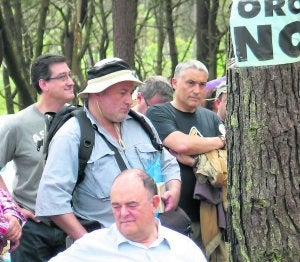 En primer plano, Antonio Masip. Al fondo, Ignacio Prendes y Manuel González Orviz, durante la marcha por los lagos de Salave. ::
E. C./