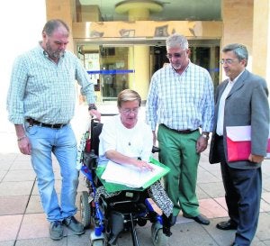 Momento de entrega de las firmas. ::
PIÑA/