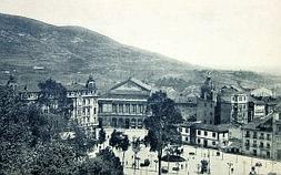 Vista de la plaza de la Escandalera (entonces del 27 de marzo) con el Campoamor al fondo, sin datar. Es una de las más antiguas que existen. :: ARCHIVO MUNICIPAL DE OVIEDO/