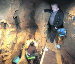 1. Trabajos ayer en la Galería del Osario, en la cueva del Sidrón. 2. Marco de la Rasilla observa un pequeño fragmento. 3. Los restos líticos y los huesos de animales, sobre la mesa. 4. Detalle de los trabajos. :: FOTOS DE NEL ACEBAL/