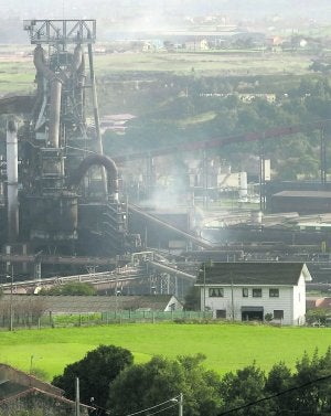 El horno alto 'B' de Arcelor, visto desde Monteana. :: P. UCHA/