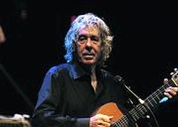 Los dos cantautores, en un momento de su actuación en el auditorio del Centro Niemeyer. :: SERGIO LÓPEZ/