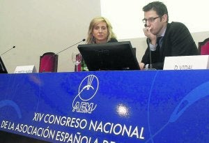 Clara Martín Muñiz y David Vidal Cases, en el congreso de microcirugía celebrado en Oviedo. ::
JESÚS DÍAS/