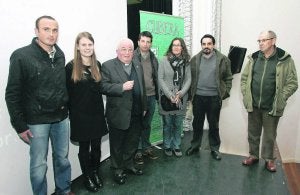 Rubén Peláez, de Camoca; Ángela González Mieres, investigadora gijonesa; Agustín Hevia Ballina, canónigo de la Catedral; Roberto Cornedo, también de Camoca, y Laura Piñuela, José Ignacio Ruiz y José Carlos García Ramos, los tres del equipo científico del Museo Jurásico. :: PALOMA UCHA/