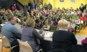 Asamblea de trabajadores de hostelería celebrada ayer en la sede de UGT en Oviedo. ::
JESÚS DÍAZ/