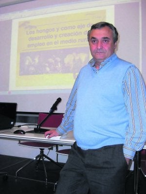 Juan Antonio Sánchez, durante la ponencia impartida en Salas. :: I. G./