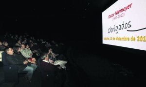 Los asistentes al homenaje siguen en la pantalla el vídeo de la canción del Niemeyer. :: MARIETA/
