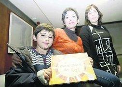 Un pequeño lector, ayer junto a las autoras de la obra. :: SERGIO LÓPEZ/