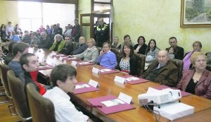 Miembros de la Corporación, homenajeados y vecinos en el salón de plenos. ::
SERGIO LÓPEZ/