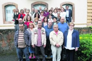 Profesionales, enfermos y familiares de la Unidad de Gestión Clínica de Salud Mental, reunidos con motivo del premio de LA VOZ. :: MARIETA/