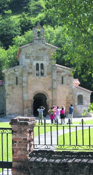Varios turistas en una visita guiada al Conventín de Valdediós. ::
L. I.
A./