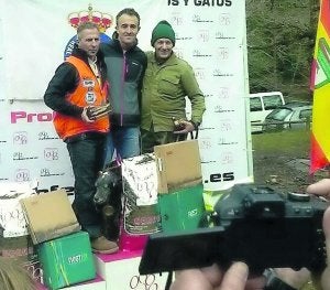 Javier López, en el centro, flanqueado por Juan María Esain, campeón del año pasado; y Antonio Vaquer, de Murcia, en el podio. ::
LVA/