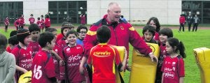Bevin, rodeado de las jóvenes promesas del rugby asturiano, ayer, en Las Mestas. ::
LUIS SEVILLA/