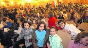 El Teatro Jovellanos repleto de niños en una de las sesiones para escolares. ::
ÁLEX PIÑA/