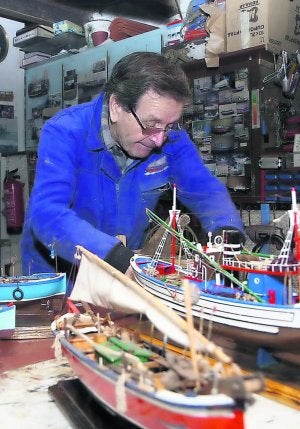 Montoto construye en su taller de Lastres varias maquetas. :: S. S. M./