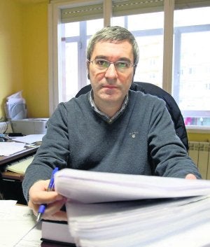 El administrador Enrique González Pacho en su despacho. :: ÁLEX PIÑA/