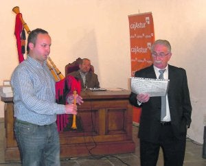 Xaime Menéndez y Pepe'l Molín, durante el recital. Al fondo, el catedrático de Musicología, Ángel Medina. ::
I. G./
