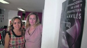 Por la izquierda, Eva Granda y Ana María Álvarez Muriel, subdirectora y directora del Festival de Cine y Arquitectura, en la oficina de la productora Dímelo a Mí, responsable de la iniciativa. :: SERGIO LÓPEZ/