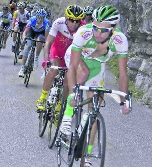 Dani Navarro, en un momento de la etapa de ayer, tras el corredor francés del Sojasun, Jean Marc Marino. ::
JACKY NAEGELEN / REUTERS/