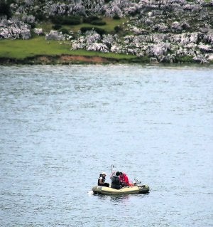 Una de las embarcaciones, esta semana, en el lago Enol. :: NEL ACEBAL/