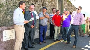 El alcalde de Tineo, José Ramón Feito, y el director general de Justicia e Interior, José Luis Villaverde, durante la inauguración del monolito en el antiguo cementerio parroquial. :: E. C./