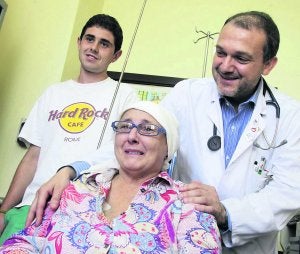 Graciela Cocina, arropada por el doctor Vallejo y su hijo José Ramón, ayer, en el HUCA. :: MARIO ROJAS/