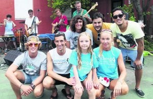 Ilana, con familiares y amigos ayer en Las Colonias. :: SERGIO LÓPEZ/