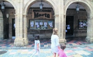 El exterior del cine amaneció ayer con carteles pegados en protesta por el cierre del último cine de la ciudad. :: SERGIO LÓPEZ/