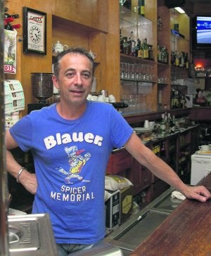 Mario Fernández, en su cafetería de Las Meanas, Avilés. :: SERGIO LÓPEZ/