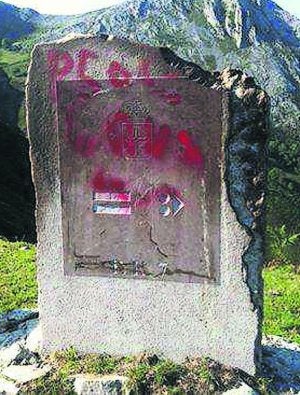 Monolito que recuerda a los republicanos tras los daños. :: E. C./