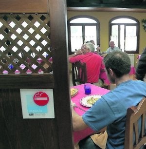 Un cartel en el que indica la prohibición de fumar en un bar. ::
N. ACEBAL/