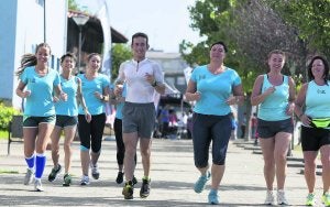 Antonio Madriñán, acompañado de varias corredoras voluntarias, ayer en Las Vegas. ::
MARIETA/
