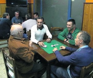 Partida entre el Riosol y el Veiga. ::
SERGIO LÓPEZ/