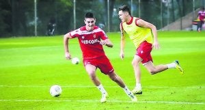 Borja, en una sesión, trata de frenar al argentino Ocampos. ::
AS
MÓNACO/