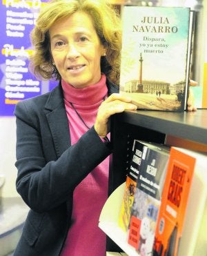 Julia Navarro, ayer en la librería Cervantes, de Oviedo. ::
JESÚS DÍAZ/