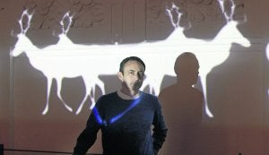 El artista Javier Riera, en el Centro de Cultura Antiguo Instituto, junto a su instalación artística con la luz como protagonista. :: JOAQUÍN PAÑEDA/