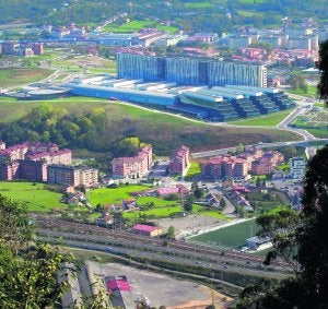 El Hospital Universitario Central de Asturias, desde el Naranco. :: MARIO ROJAS/
