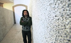 Tadanori Yamaguchi posa en el interior de su obra de mayores dimensiones, expuesta en el Museo Barjola. :: PAÑEDA/