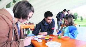 Dos niñas, pintando cantos rodados en la iniciativa de Galbán. ::
PIÑA/
