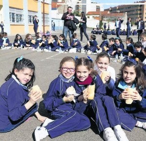 Día del Bocata. Varios colegios gijoneses celebraron ayer el día del bocata con fines solidarios. Sobre estas líneas, a la izquierda, ambiente en el patio de la Asunción. En las otras dos imágenes, en las Dominicas. ::
JORGE PETEIRO/