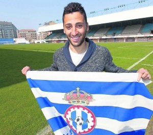 Iván Bolado, con una bandera del Real Avilés. :: MARIETA/