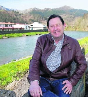 Justo Manzano, presidente de Amigos de Parres, al pie del río Sella en el puente de Arriondas. :: N. A./